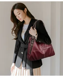 Sac cabas en cuir souple rouge vin pour femme, grand sac porté épaule coutures contrastées.