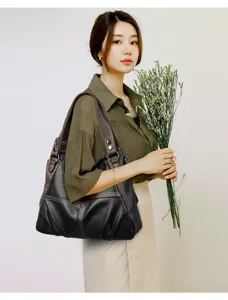 Sac cabas souple en cuir vintage pour femme, grand sac epaule elegante avec beau design.
