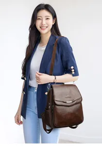 Detailaufnahme des weichen Leder-Vintage-Rucksacks für Damen in Braun, ideal für Reisen.
