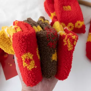 Winter dicke Korallenfleece Flauschsocken, kuschelwarme rote braune Thermosocken für Damen.