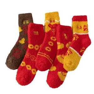 Damen Korallenfleece Wintersocken, dicke warme rote Haussocken mit Neujahrs-Glückswünschen.