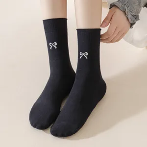 Chaussettes mi-hautes mignonnes japonaises avec nœud brodé, coton respirant pour femmes.