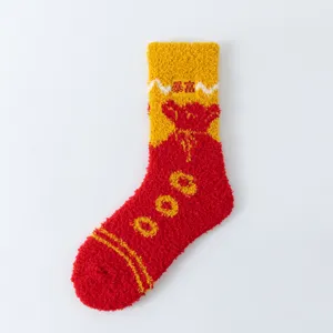 Rote Korallenfleece Neujahrssocken Damen, dicke warme Bodensocken mit Glücksmotiv Hauptansicht.
