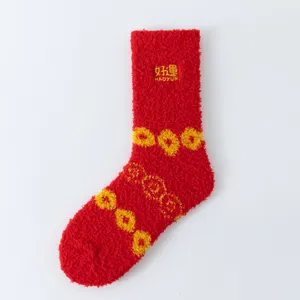 Verdichtete rote Korallenfleece Wintersocken mit Stickerei, warme und gemütliche Haussocken.