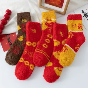 Dicke Korallenfleece Winter Neujahr Socken für Damen, festliche rote Glückssocken.