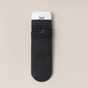 Chaussettes slouch grises pour femmes, chaussettes en coton nœud brodé, style japonais mignon.