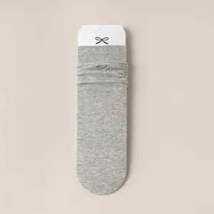Chaussettes slouch grises pour femmes avec joli noeud brode et etiquette en papier vue principale.