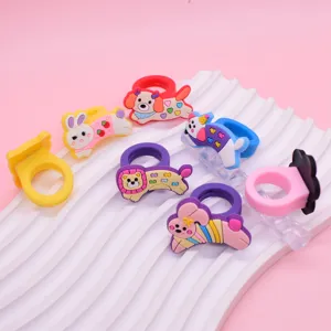 Anelli morbidi in PVC con animali, vista dettagliata giocattolo per bambini gioiello dito.