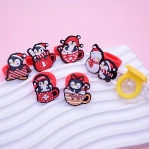 Bagues en caoutchouc souple PVC de dessin animé de Noël avec de jolies motifs pour enfants.
