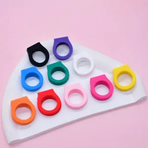 Set di anelli in morbida gomma PVC colorata, 10 colori vivaci per regali di gioielli per bambini.
