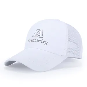 Berretto da baseball in rete traspirante da uomo con lettere ricamate, cappello bianco.