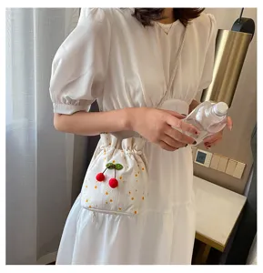 Sac seau en toile brodé de marguerites et cerises sac bandoulière tendance mode