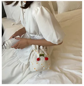 Sac seau floral avec jolie décoration de cerise, sac bandoulière cordon en toile pour fille.