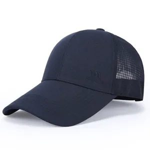 Detailansicht der dunkelblauen Sommer atmungsaktiven Mesh-Baseballkappe, Textur und Design.