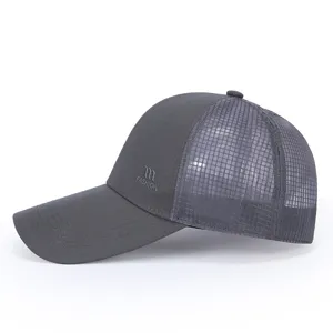 Detailansicht der dunkelgrauen schnelltrocknenden Mesh-Baseballkappe mit verlängerter Krempe.