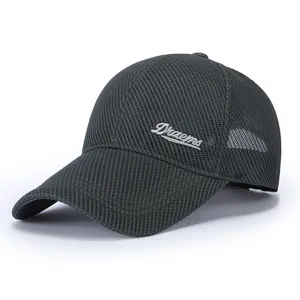 Cappellino da baseball estivo in rete traspirante da uomo con visiera allungata utile.