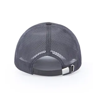 Rückansicht einer dunkelgrauen Mesh-Baseballkappe, atmungsaktiver, schnell trocknender Sommerhut.