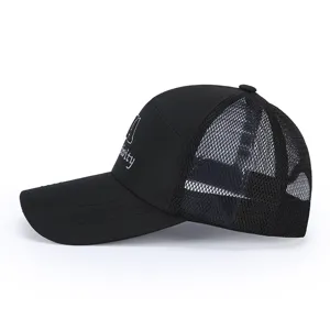 Berretto da baseball in rete traspirante da uomo con visiera lunga e ricamo bianco.