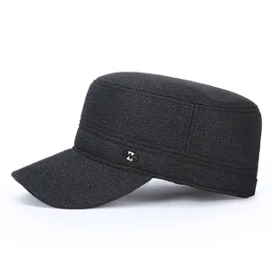 Heren winter warme platte pet van donkergrijze wollen stof, hoofdfoto van het product opzij.