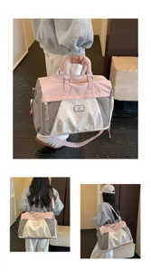 Detailansicht der großen, farbblockierten Reisetasche mit Schultergurt für Fitnessstudio.