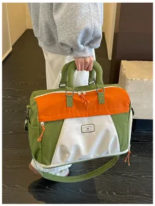 Detailansicht der farbigen Reisetasche mit stabilen Griffen und praktischen Verschlüssen.