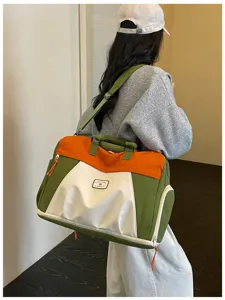 Grosse Reisetasche, farbblockierte Fitness-Sporttasche und Wochenendtasche für Damen.