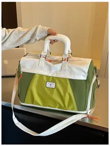 Detailansicht der großen Reisetasche mit praktischem Tragegriff und grün-weißem Design.
