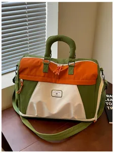 Große Reise-Duffel-Bag im Color-Block-Design mit strapazierfähigem Material und bequemen Griffen.