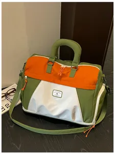 Grosse farbige Reise-Tasche mit verstelbarem Schultergurt, ideal fuer Fitness und Kurztrips.