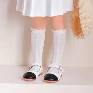Vue détaillée de chaussettes hautes en maille blanche pour tout-petits à volants délicats.