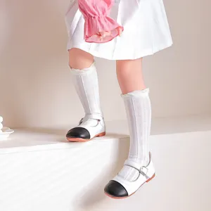 Chaussettes mi-hautes en résille respirante détail, chaussette coton blanc haut à volants.