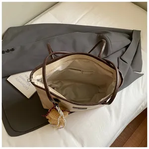 Vintage large capacity tote bag for women, stylish simple shoulder bag for daily work commute.