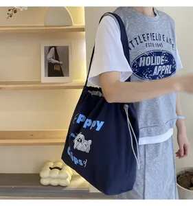Lässige Damen-Segeltuchtasche, große Tragetasche mit süßem Hündchen-Stickmuster und Kordelzug.