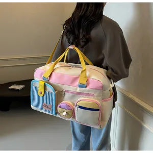 Detailansicht der bunten Dopamin-Reisetasche mit vielen Taschen und großem Stauraum.