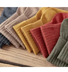 Détail en gros plan de chaussettes mi-hautes en tricot côtelé douillet aux belles couleurs d'hiver.