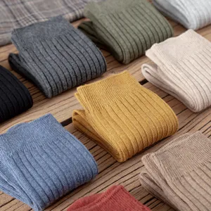 Chaussettes mi-mollet côtelées pour femmes, style décontracté uni pour l'automne et l'hiver.