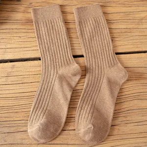 Chaussettes mi-montantes femme en tricot cotele marron pour l'automne et hiver au quotidien.