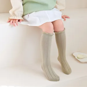 Chaussettes respirantes en maille pour enfants au design mignon pour le printemps.