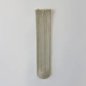Chaussettes mi-mollet en maille respirante pour tout-petit avec bord volanté pour l'été.