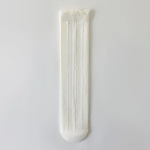 Chaussettes mi-mollet en maille respirante pour enfants avec joli bord volanté d'été.