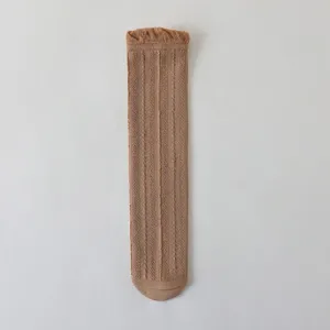 Jolies chaussettes tubulaires en maille pour enfants en coton respirant avec bord à volants.