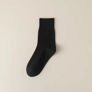 Solid black mid-tube combed cotton socks, seamless spring and summer basic daily wear main view.