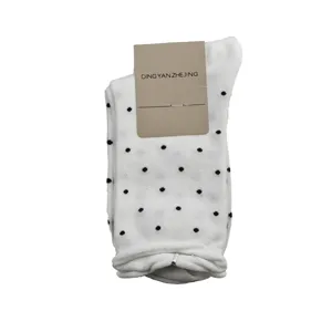 Calcetines de algodón blancos de tubo medio con lunares negros, estilo japonés con dobladillo.