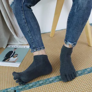 Calcetines de cinco dedos para hombre gris sólido con diseño de malla transpirable.