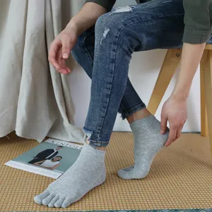 Calcetines de cinco dedos grises lisos para hombre de algodón transpirable de verano
