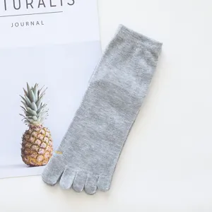 Calcetines de cinco dedos de hombre algodon liso gris calcetines cortos para verano
