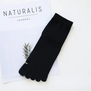 Calcetines negros de cinco dedos para hombre, algodón liso transpirables cortos.