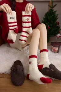 Gezellige gevoerde wintersokken detail, rood-wit gestreept, zachte pluche textuur dichtbij.