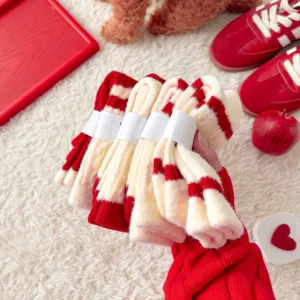 Dikte rood-witte gestreepte damessokken voor de winter, warm en comfortabel voor dagelijks gebruik.