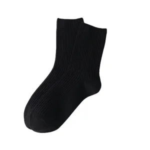 Calze a costine nere classiche da donna, morbidi calzini di cotone, comodo abbigliamento quotidiano.